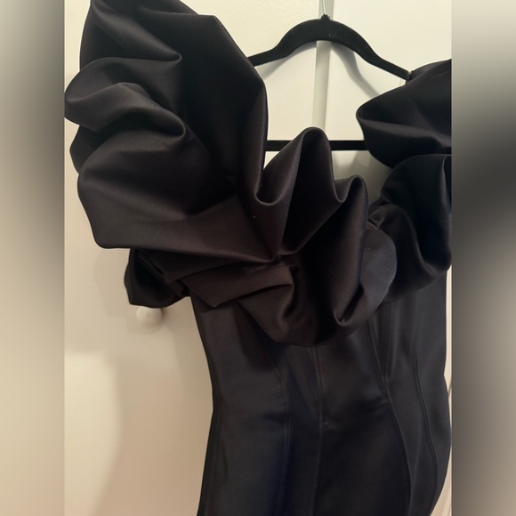 HOUSE OF CB Selena Puff Off The Shoulder Mini Dress - Picture 4 of 5